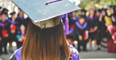 étudiante diplômée d'un bachelor marketing