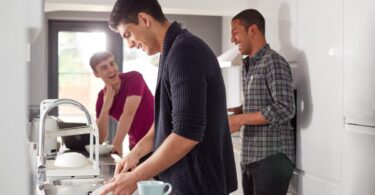 groupe d'étudiants partage une colocation