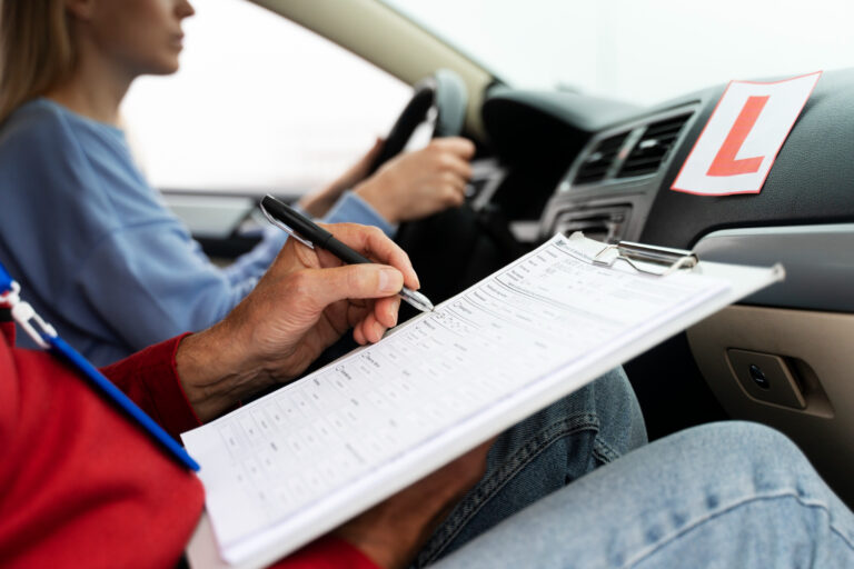 Passer le permis avec un titre de séjour étudiant : démarches, conseils et astuces pour réussir