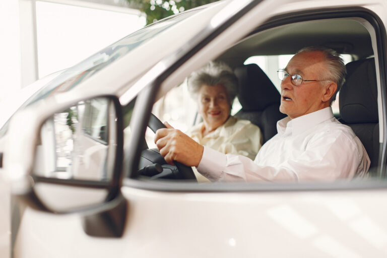 Apprendre à conduire pour les seniors : conseils et perspectives pour garder la mobilité